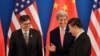 Presiden China Xi Jinping (kanan) berbicara dengan Menlu AS John Kerry (tengah) dan Menkeu AS Jacob Lew pada acara dialog AS-China di Beijing, Senin (6/6).