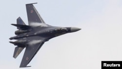 Pesawat jet tempur Sukhoi Su-35 beraksi dalam pameran udara di Bourget, dekat Paris, Perancis (foto: ilustrasi). 