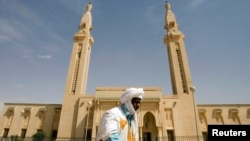 Un homme marche devant une mosquée, au centre de la capitale, à Nouakchott, le 2 février 2008.