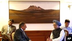 Menteri Pertahanan AS Leon Panetta (kedua dari kiri) melakukan pembicaraan dengan PM India, Manmohan Singh di New Delhi (5/6).
