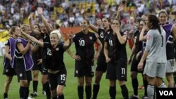 Tim Amerika merayakan kemenangannya atas Brazil dalam laga perempat final Piala Dunia Putri di Dresden, Jerman, Minggu (10/7).
