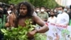 Seorang pria yang berasal dari suku Vedda ikut serta dalam aksi unjuk rasa menentang maraknya deforestasi yang terjadi di berbagai wilayah. Aksi tersebut dilakukan di Colombo, Sri Lanka, pada 24 Maret 2021. (Foto: AFP/Lakruwan Wanniarachchi)