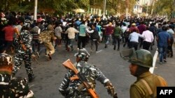 Para petugas keamanan menggunakan pentungan untuk membubarkan aksi protes mahasiswa menentang Undang-Undang Amendemen Kewarganegaraan (CAB), di Guwahati, 11 Desember 2019. 
