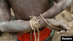 Le Nigeria dit avoir repoussé les insurgés de Boko Haram de l'Etat d'Adamawa. Sur cette photo, un présumé insurgé arrèté, attend à la base de champ d'un tchadiens soldats Gambaru, le Nigeria, le 26 février 2015.