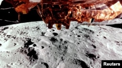 Bulan melintas di depan pesawat ruang angkasa Blue Ghost milik Firefly Aerospace menjelang pendaratannya, 24 Februari 2025, dalam cuplikan video yang diperoleh dari media sosial. (Firefly Aerospace via X/via REUTERS)