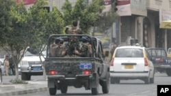 Pasukan keamanan Yaman melakukan patroli di kompleks kedutaan asing di Sana'a (foto: dok). Pengadilan keamanan negara Yaman menjatuhkan hukuman penjara atas tiga militan al-Qaida karena merencanakan serangan terhadap pasukan keamanan, misi diplomatik dan berbagai instansi pemerintah di negara itu. 