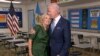 Jill Biden përqafohet nga bashkëshorti i saj, kandidati demokrat për president Joe Biden, pas fjalës së saj në mbrëmjen e dytë të Konventës Kombëtare Demokrate (18 gusht 2020)