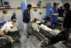 Seorang warga yang terluka akibat serangan bom bunuh diri di Kabul, Afghanistan, Sabtu, 20 Oktober 2018, dirawat di rumah sakit. (Foto: dok).