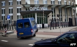 Arhiva - Inspektori Ujedinjenih nacija pristižu voziom u centralu Organizacije za zabranu hemijskog oružja (OPCW), u Hagu, Holandija, 31. avgusta 2013.