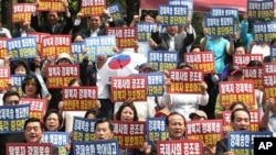 지난해 6월 한국의 시민단체 회원들이 탈북자 강제북송을 반대하는 시위를 벌이고 있다. (자료사진)