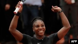 L'Américaine Serena Williams jubile après sa victoire sur l'Allemande Julia Goerges lors de son troisième tour féminin au septième jour du Roland Garros 2018 Roland Garros, le 2 juin 2018. 