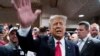 Mantan Presiden AS Donald Trump menyapa para pendukungnya sebelum berbicara di acara Westside Conservative Breakfast di Des Moines, Iowa, pada 1 Juni 2023. (Foto: AP/Charlie Neibergall)