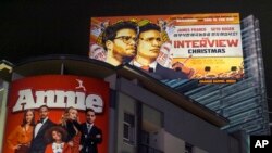 Spanduk film keluaran Sony Pictures "The Interview," di luar bioskop Arclight Cinemas di Hollywood, California (17/12). (AP/Damian Dovarganes)