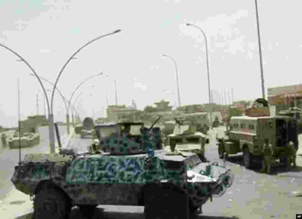 Kendaraan lapis baja dan truk-truk militer selama bentrokan di kota Mosul, Irak utara (9/6).
