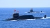 Kapal selam rudal balistik kelas Jin Type 094A bertenaga nuklir dari Angkatan Laut Tentara Pembebasan Rakyat China (PLA) terlihat di Laut China Selatan 12 April 2018. (Foto: Reuters)