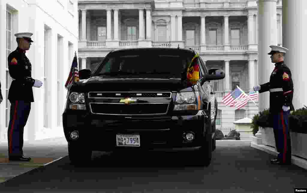 German Chancellor Angela Merkel's vehicle arrives at the White House for meetings and a news conference with U.S. President Barack Obama in Washington, Feb. 9, 2015.