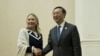 美国国务卿克林顿同中国外长杨洁篪7月12日在金边举行的东盟区域论坛会外举行会谈之前握手合影