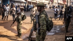 Des membres du mouvement M23 patrouillent dans les rues de Bukavu, dans l'Est de la RDC, le 20 février 2025. AFP / Luis Tato
