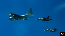 Dua pesawat jet tempur AS F/A-18D Hornets dan satu pesawat KC-130J milik marinir AS, sedang berlatih di suatu tempat yang dirahasiakan, 3 Oktober 2016. (Foto: dok). 