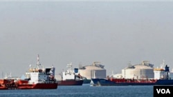 Kapal tanker Perancis harus menunggu di kota Fos-sur-Mer, karena para pekerja memblokade pelabuhan minyak di Marseille, Perancis selatan.