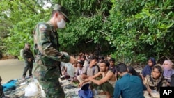 တရားမဝင် ဝင်ရောက်လာတဲ့ ရိုဟင်ဂျာများကို ထိုင်းရဲတပ်ဖွဲ့က ထိန်းသိမ်းစဉ် (ပုံဟောင်း -- ဇွန် ၄၊ ၂၀၂၂)
