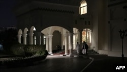 Para anggota tim negosiasi Taliban memasuki tempat perundingan antara Amerika Serikat dan Taliban di Doha, ibu kota Qatar, 29 Agustus 2019. 