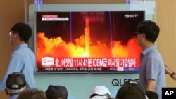 지난달 29일 한국 서울역 대합실에 설치된 TV 스크린에서 북한의 ‘화성-14’ 2차 시험발사에 관한 뉴스 보도가 나오고 있다. 