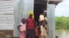 Une famille sinistrée du quartier Dingangali dans le 9e arrondissement de la ville de N'Djamena, au Tchad, le 30 août 2018. (VOA/André Kodmadjingar)