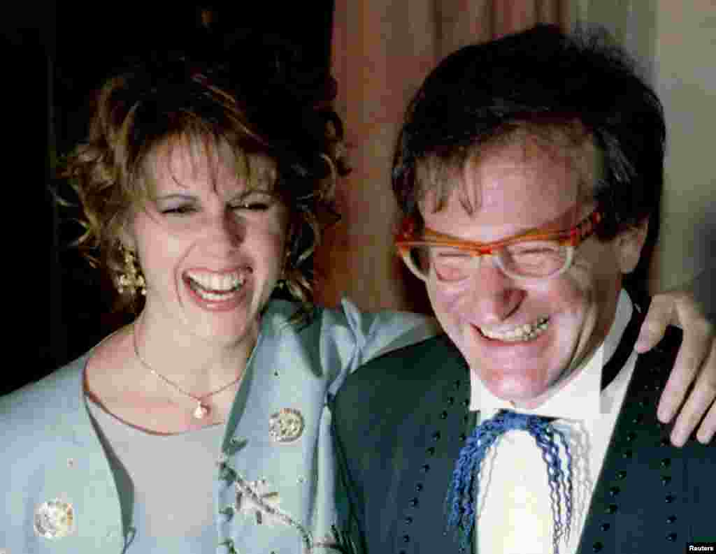 Aktris Pam Dawber (kiri) tertawa bersama aktor Robin Williams ketika berpose untuk fotografer sebelum acara makan malam tahunan American Museum of the Moving Image Tribute, 23 Februari 1995, di New York. Williams dan Dawber membintangi acara televisi "Mork and Mindy."