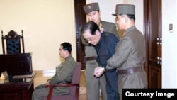 북한은 12일 특별군사재판을 열고 장성택을 사형에 처했다고 조선중앙통신이 13일 보도했다. 사진은 13일자 로동신문에 실린 장성택 재판 장면.