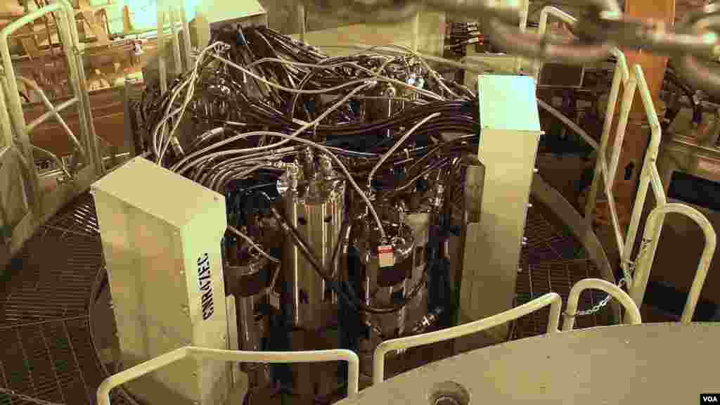 A control rod drive mechanism inside Monju. (Steve Herman/VOA)