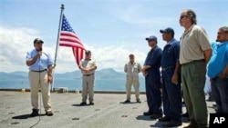 Menteri Pertahanan Leon Panetta (kiri) berpidato di depan para kru USNS Richard E. Byrd di Teluk Cam Ranh, Vietnam (3/6). 