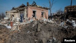 Athari za shambulizi la kombora lililopigwa na Russia karibu na Kyiv.