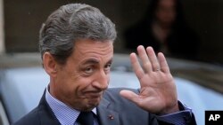 Nicolas Sarkozy, ancien président français et chef du parti conservateur "Les républicains", monte dans sa voiture après une rencontre avec le président français François Hollande à l'Elysée, à Paris, 22 janvier 2016. (AP Photo / Christophe Ena)