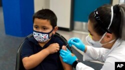Eric Aviles, 6 tahun, menerima vaksinasi COVID-19 di pusat vaksinasi untuk anak usia 5-11 tahun di Santa Ana, California (foto: dok). 