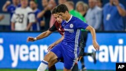 Oscar, milieu de terrain de Chelsea réussit un dribble face Giacomo Bonaventura d’AC Milan au cours d’un match à Minneapolis, 3 août 2016.