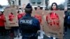 Članovi Reportera bez granica drže portrete zatvorenih turskih novinara tokom demonstracija ispred turske ambasade, u Parizu, Francuska, 5. januara 2018.