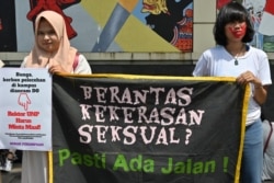 Aktivis perempuan dari gerakan anti kekerasan memegang spanduk bertuliskan "Memberantas Kekerasan Seksual? Pasti Ada Jalan!" saat protes pelecehan seksual dan kekerasan terhadap perempuan di kampus-kampus, di luar Kementerian Pendidikan dan Kebudayaan di Jakarta. (Adek Berry/AFP)