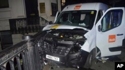 Sebuah foto yang dirilis Kepolisian Metropolitan London menunjukkan sebuah van yang digunakan dalam serangan di Jembatan London pada 3 Juni 2017. (Foto:dok)