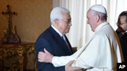Paus Fransiskus menyambut pemimpin Palestina Mahmoud Abbas dalam audiensi di Vatikan (16/5). (AP/Alberto Pizzoli)