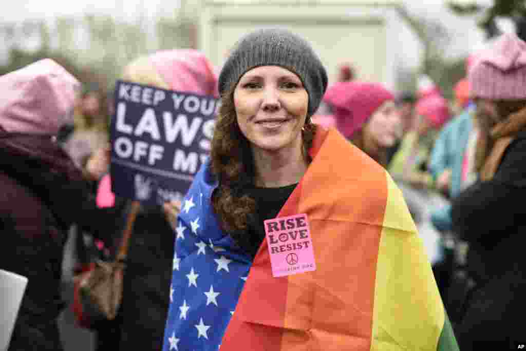 Nicole Monceaux dari kota New York berpartisipasi dalam protes Women's March di Washington, D.C. (21/1). (AP/Sait Serkan Gurbuz)