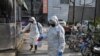 Une équipe d'assainissement désinfecte une rue à Wuhan, en Chine, le 30 janvier 2020.