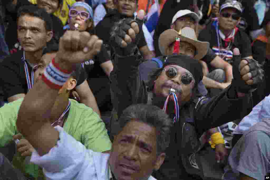Anti-government protestors participate in a sit-in outside the Royal Thai Police headquarters in Bangkok, Jan. 14, 2014.