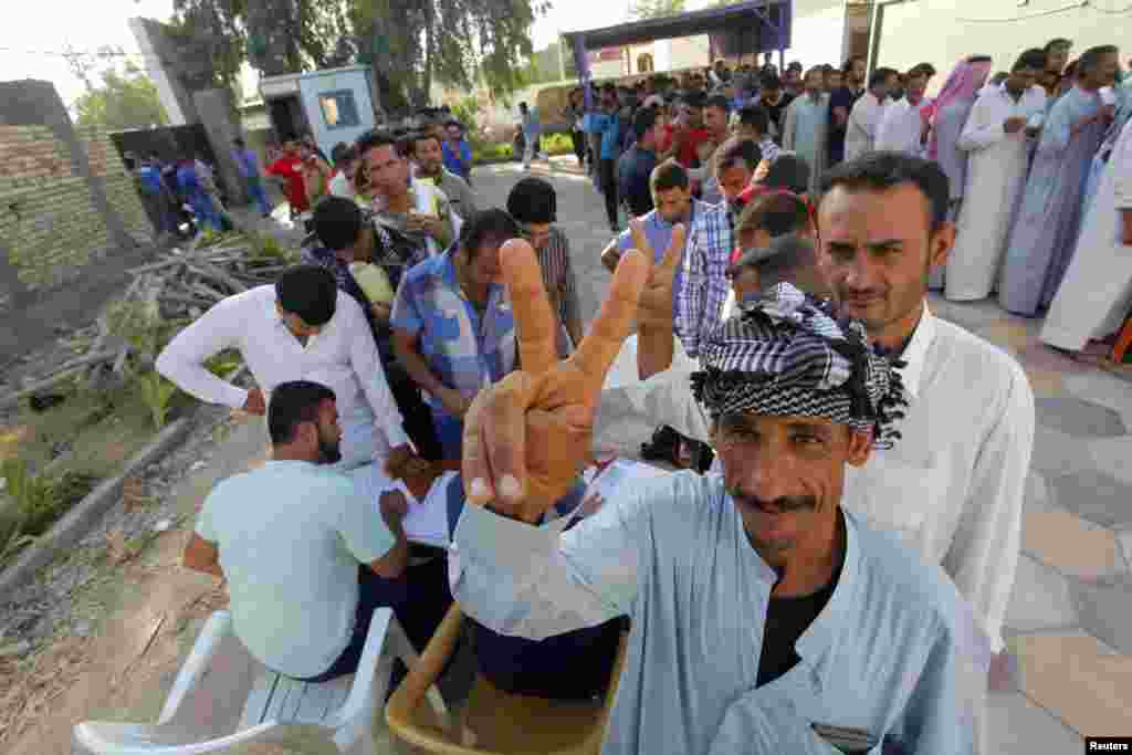 A volunteer waits to register to join the Iraqi army. The volunteers want to fight against the predominantly Sunni militants who have taken over Mosul and other northern provinces, Diwaniya province, June 12, 2014. 