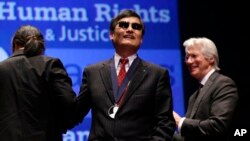 Pembangkang tunanetra Tiongkok, Chen Guangcheng dianugerahi penghargaan HAM 'Tom Lantos' tahun 2012 di Washington hari Selasa (29/1). 