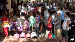 Warga Kamboja antri untuk memberikan suaranya di pemilu lokal di TPS yang terletak di Chak Angre Leu di pinggiran kota Phnom Penh, Kamboja, hari Minggu, 4 Juni 2017 (foto: AP Photo/Heng Sinith)