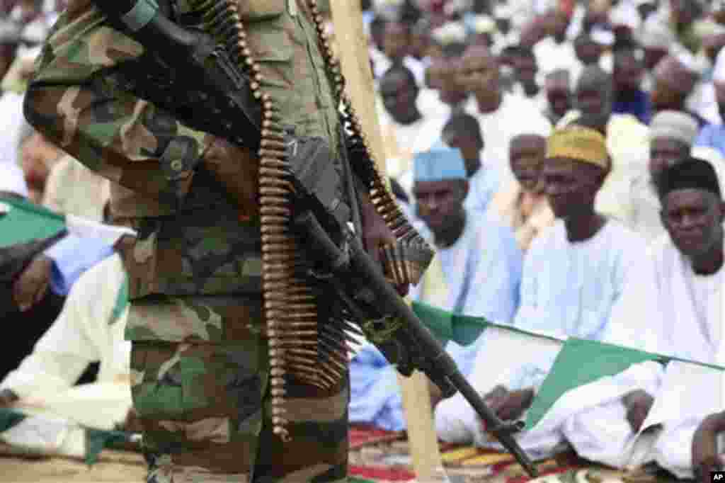 Des soldats nigérians montent la garde pendant la célébration de l'Aïd al-Fitr à Maiduguri, au Nigeria, jeudi 8 août 2013. (AP Photo / Dimanche Alamba, File)