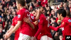 Para pemain Manchester United, dalam sebuah penampilannya di stadion Old Trafford Stadium, Manchester (13/1).