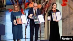 Natalia Pinchuk, mewakili suaminya aktivis Belarus Ales Bialiatski; Jan Rachinsky dari Rusia, dan Oleksandra Matviichuk dari LSM Ukraina Center for Civil Liberties (CCL) menerima Nobel Perdamaian 2022 di Oslo, Norwegia, 10 Desember 2022. (Foto: Rodrigo Freitas/NTB/ via Reuters)