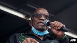 L'ancien président sud-africain Jacob Zuma s'adresse à ses partisans devant sa maison à Nkandla pour la première fois depuis qu'il a été condamné à 15 mois de prison pour outrage au tribunal le 4 juillet 2021.